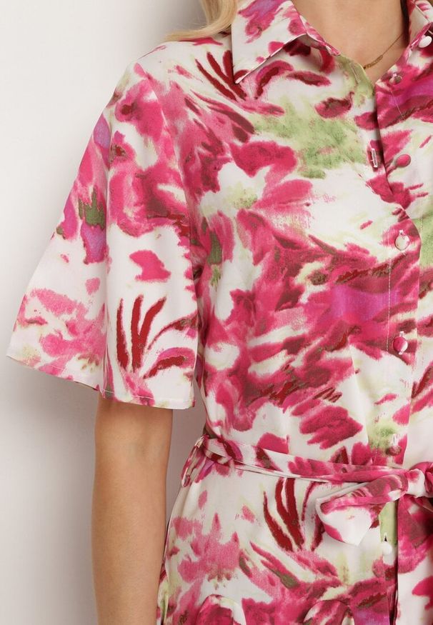 Born2be - Różowa Sukienka z Krótkim Rękawem Zapinana na Guziki z Materiałowym Paskiem i Falbanką Timaooni. Okazja: na co dzień. Kolor: różowy. Materiał: materiał. Długość rękawa: krótki rękaw. Sezon: wiosna, lato. Typ sukienki: rozkloszowane. Styl: casual, wizytowy