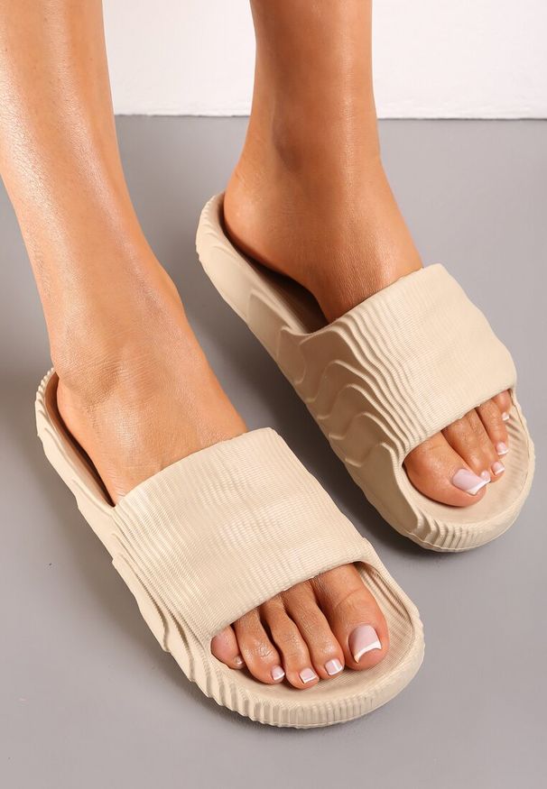 Renee - Beżowe Piankowe Klapki z Ozdobnym Tłoczeniem Eupnia. Kolor: beżowy