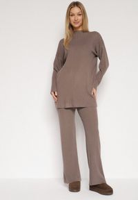 Born2be - Ciemnobeżowy Prążkowany Komplet Dzianinowy z Bawełną Sweter z Półgolfem i Spodnie Elweda. Kolor: beżowy. Materiał: prążkowany, bawełna, dzianina #2