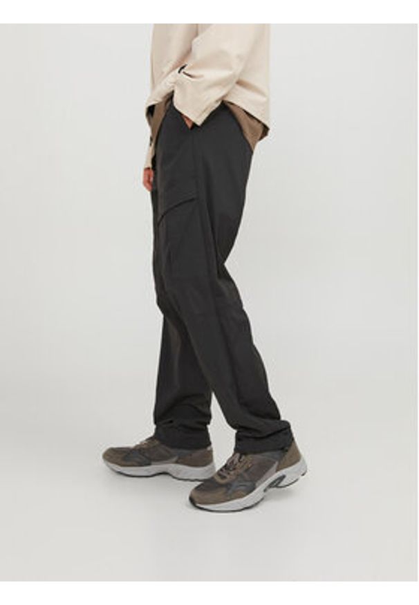 Jack & Jones - Jack&Jones Spodnie materiałowe Velo 12248997 Czarny Relaxed Fit. Kolor: czarny. Materiał: syntetyk