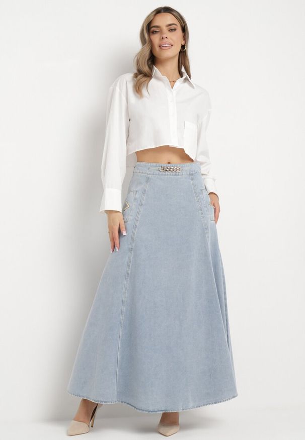Born2be - Jasnoniebieska Bawełniana Spódnica Jeansowa Maxi Rozkloszowana z Łańcuszkiem Zallire. Kolor: niebieski. Materiał: bawełna, jeans. Styl: boho