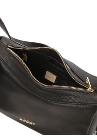 Kazar - Czarna skórzana torebka na szerokim pasku. Kolor: czarny. Materiał: skórzane. Styl: klasyczny. Rodzaj torebki: na ramię #3