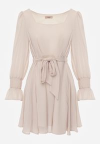 Born2be - Beżowa Sukienka Vices z Siateczkowymi Rękawami i Wiązanym Paskiem Resnala. Okazja: na co dzień. Typ kołnierza: dekolt kwadratowy. Kolor: beżowy. Materiał: materiał. Typ sukienki: rozkloszowane. Styl: casual, elegancki #6