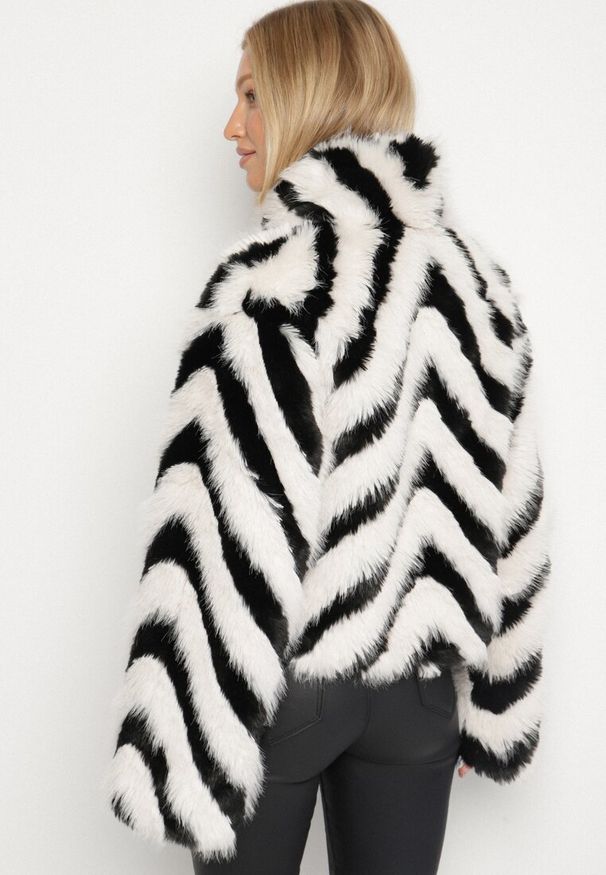 Born2be - Czarno-Biała Kurtka Typu Futerko w Paski Alinsse. Okazja: na studniówkę. Kolor: czarny. Materiał: futro. Wzór: paski