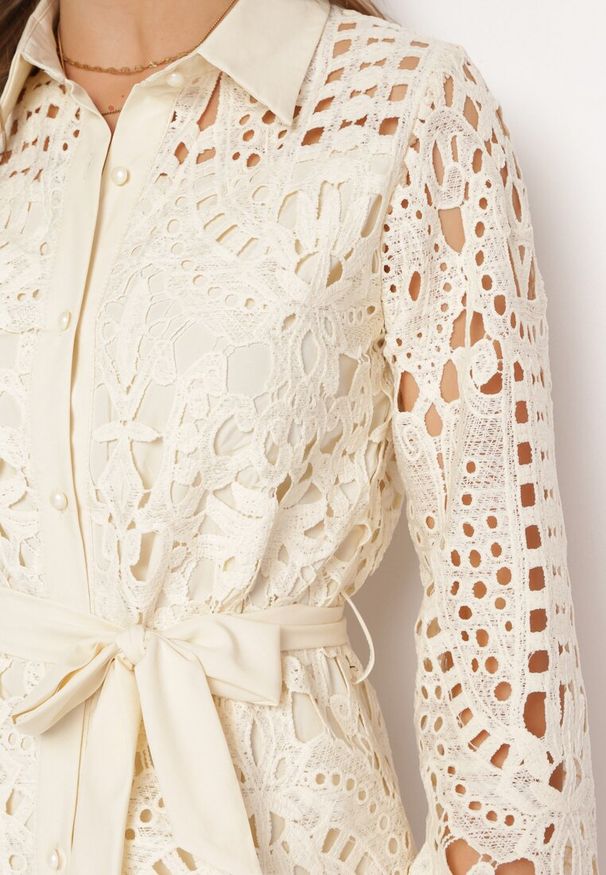 Born2be - Beżowa Ażurowa Sukienka Koszulowa Mini z Wiązanym Paskiem Jolira. Kolor: beżowy. Materiał: tkanina, materiał. Wzór: ażurowy. Typ sukienki: koszulowe. Długość: mini