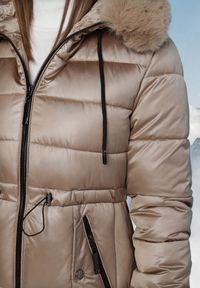 Born2be - Ciemnobeżowa Pikowana Kurtka z Kapturem z Futerkiem z Możliwością Odpięcia Ściągana w Talii Ravanna. Okazja: na co dzień. Typ kołnierza: kaptur. Kolor: beżowy. Materiał: futro. Styl: casual, elegancki #5