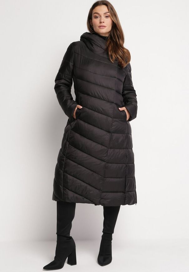 Born2be - Czarna Długa Pikowana Kurtka Płaszcz z Kapturem i Ozdobnymi Suwakami Vlemika. Typ kołnierza: kaptur. Kolor: czarny. Długość: długie