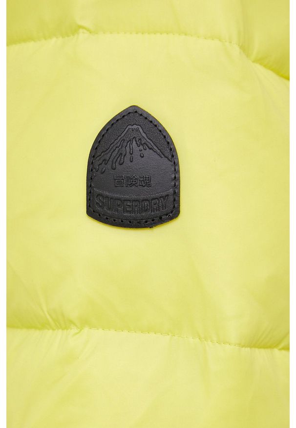 Superdry Kurtka puchowa kolor żółty zimowa. Okazja: na co dzień. Kolor: żółty. Materiał: puch. Sezon: zima. Styl: casual