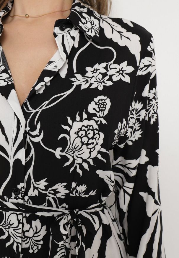 Born2be - Czarno-Biała Koszulowa Sukienka z Roślinnym Wzorem z Wiązanym Paskiem Rosallen. Kolor: czarny. Wzór: aplikacja. Typ sukienki: koszulowe. Długość: maxi