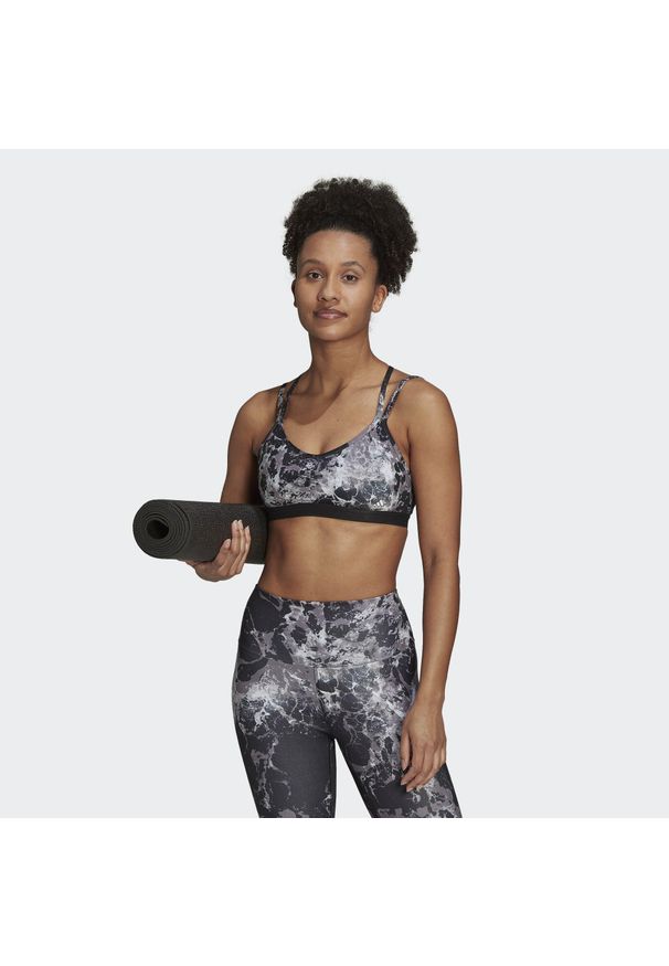 Adidas - Damski lekki biustonosz adidas Yoga Essentials Studio. Kolor: czarny. Sport: joga i pilates