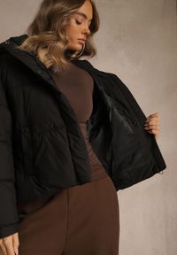 Renee - Czarna Kurtka Puffer z Pikowaniem Kapturem i Kieszonką przy Rękawie Galeida. Okazja: na co dzień, na spacer. Kolor: czarny. Materiał: jeans. Długość: krótkie. Styl: casual #4