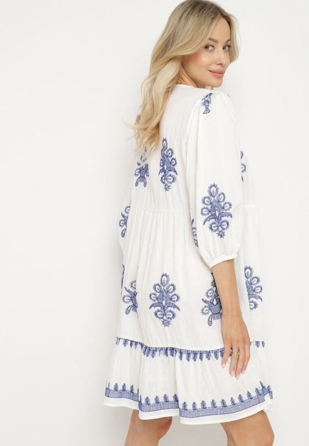 Born2be - Biała Sukienka Boho z Wiskozą Rozkloszowana Zdobiona Haftem Caledis. Okazja: na co dzień. Typ kołnierza: dekolt w kształcie V. Kolor: biały. Materiał: wiskoza. Wzór: aplikacja, haft. Typ sukienki: rozkloszowane. Styl: boho