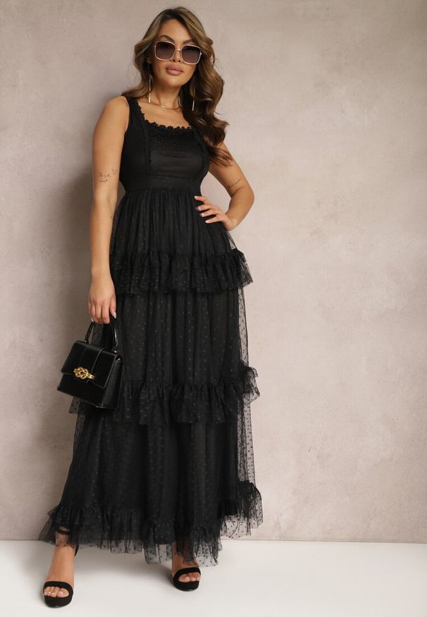 Renee - Czarna Maxi Sukienka o Rozkloszowanym Kroju z Falbankami Efezmi. Okazja: na spacer, na imprezę. Typ kołnierza: kołnierz z falbankami. Kolor: czarny. Sezon: lato. Długość: maxi