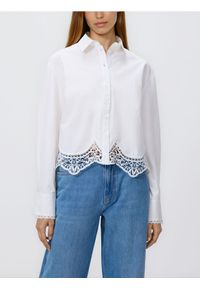 Reserved - Koszula z ażurowym dołem - biały. Kolor: biały. Materiał: tkanina, bawełna. Wzór: ażurowy #1