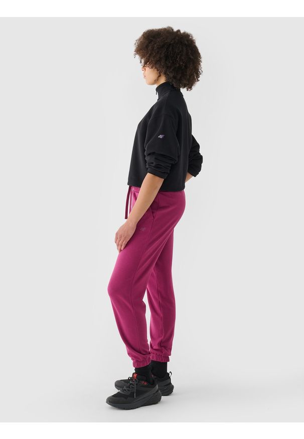 4f - 4F Spodnie dresowe joggery damskie - fioletowe XL. Kolor: fioletowy. Materiał: dresówka. Wzór: ze splotem, gładki