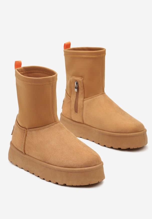 Born2be - Brązowe Śniegowce na Płaskiej Podeszwie ze Skarpetową Cholewką Sevinae. Okazja: na co dzień. Kolor: brązowy. Materiał: jeans. Szerokość cholewki: normalna. Sezon: zima, jesień. Obcas: na płaskiej podeszwie. Styl: casual
