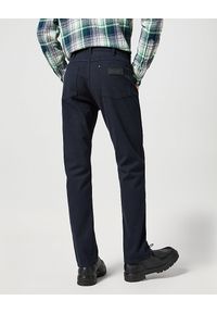 Wrangler - WRANGLER GREENSBORO MĘSKIE SPODNIE MATERIAŁOWE MATERIAŁ CHINO DARK NAVY 112358043 W15Q017344. Materiał: materiał #5