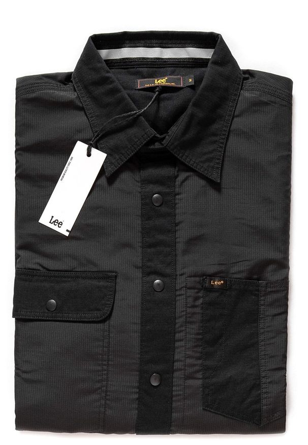 Lee - KOSZULA LEE TECHNICAL WHIZZIT SHIRT BLACK L68FUX01. Kolor: czarny