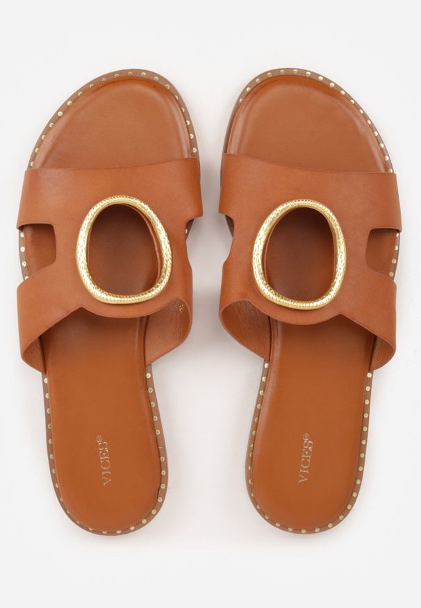 Born2be - Brązowe Klapki VICES z Wycięciem i Metalową Ozdobą Acacine. Okazja: na co dzień. Kolor: brązowy. Wzór: aplikacja. Sezon: lato. Styl: casual, elegancki