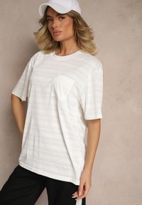 Renee - Jasnobeżowa Koszulka T-shirt z Naszytą Kieszonką TLanitra. Okazja: na co dzień. Kolor: beżowy. Materiał: jeans. Wzór: aplikacja. Sezon: lato, wiosna. Styl: elegancki, casual