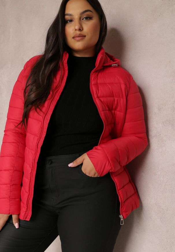 Renee - Czerwona Kurtka Pikowana Jyva. Kolekcja: plus size. Kolor: czerwony. Materiał: materiał, tkanina. Długość rękawa: długi rękaw. Długość: długie. Sezon: zima, jesień