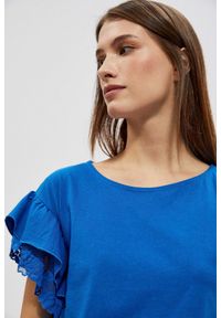 MOODO - Bluzka z falbaną na ramionach niebieska. Kolor: niebieski. Materiał: bawełna #1