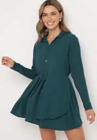 Born2be - Ciemnozielona Asymetryczna Sukienka o Koszulowym Kroju z Gumką w Talii Elodina. Kolor: zielony. Długość rękawa: długi rękaw. Typ sukienki: koszulowe, asymetryczne. Styl: elegancki, sportowy #5