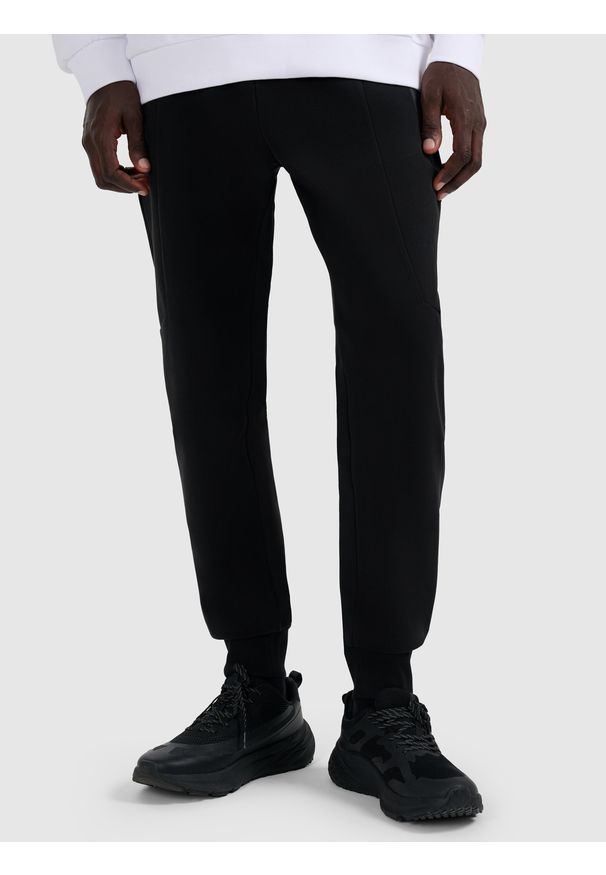 4f - 4F Spodnie dresowe joggery męskie - czarne L. Kolor: czarny. Materiał: dresówka