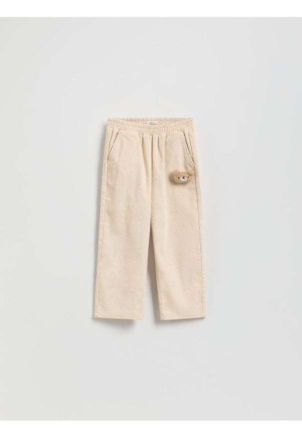 Reserved - Sztruksowe spodnie z aplikacją - kremowy. Kolor: kremowy. Materiał: sztruks. Wzór: aplikacja