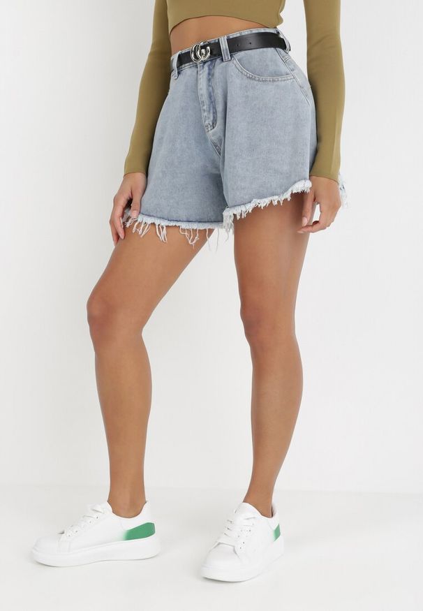 Born2be - Jasnoniebieskie Jeansowe Szorty o Luźnym Fasonie z Dodatkowym Paskiem Cilike. Okazja: na co dzień. Stan: podwyższony. Kolor: niebieski. Materiał: jeans. Wzór: aplikacja. Styl: elegancki, casual