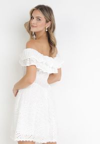 Born2be - Biała Rozkloszowana Sukienka Mini Hiszpanka z Gumką w Pasie i Ozdobnym Haftem Lenia. Typ kołnierza: dekolt hiszpanka. Kolor: biały. Materiał: tkanina. Wzór: haft. Długość: mini #5