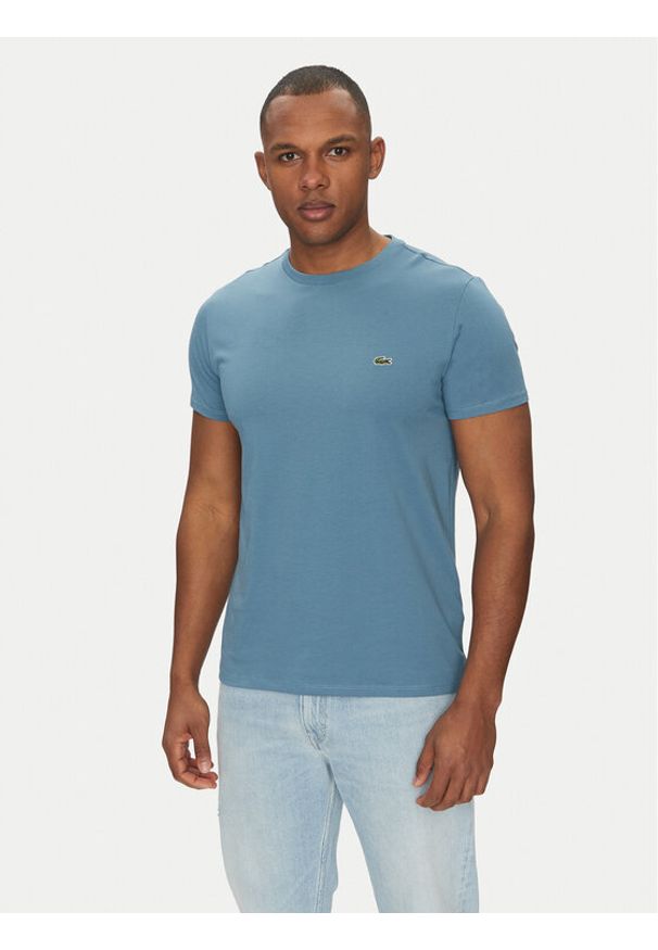 Lacoste T-Shirt TH6709 Błękitny Regular Fit. Kolor: niebieski. Materiał: bawełna