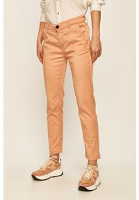 Pepe Jeans - Spodnie Maura. Kolor: brązowy. Materiał: bawełna, materiał, lyocell, elastan, tkanina, poliester. Wzór: gładki #1