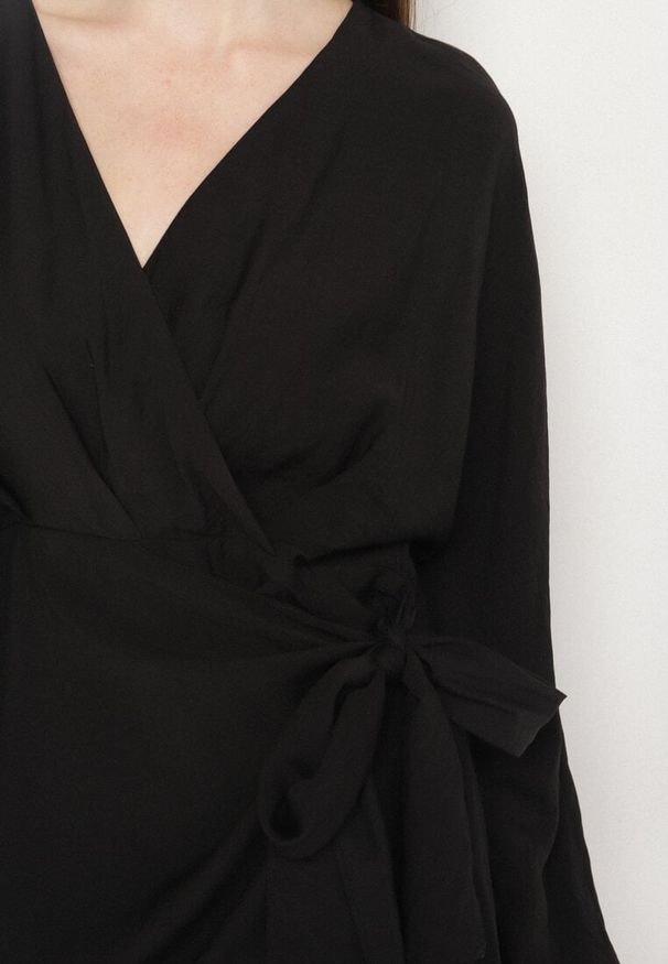 Born2be - Czarna Wiskozowa Sukienka Kopertowa z Wiązaniem i Bufiastymi Rękawami Onevia. Okazja: na co dzień. Kolor: czarny. Materiał: wiskoza. Typ sukienki: kopertowe. Styl: klasyczny, casual