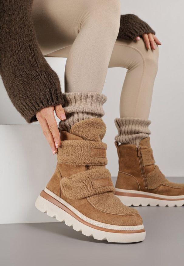 Renee - Brązowe Botki Typu Śniegowce na Platformie z Dwoma Ozdobnymi Rzepami Edarlia. Okazja: na co dzień. Zapięcie: rzepy. Kolor: brązowy. Materiał: jeans. Obcas: na platformie. Styl: elegancki, casual