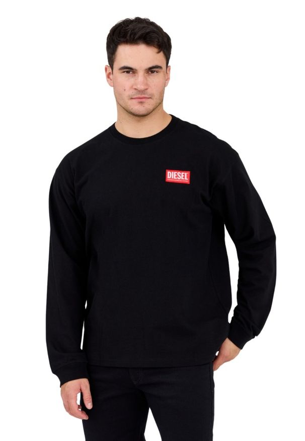 Diesel - DIESEL Czarny longsleeve męski T-BOXT-LS-LAB z naszywką. Okazja: na co dzień. Kolor: czarny. Materiał: bawełna, elastan. Długość rękawa: długi rękaw. Wzór: aplikacja. Styl: wakacyjny