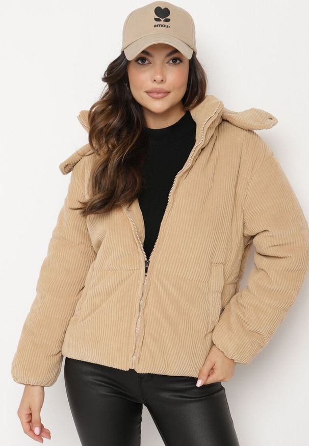 Born2be - Beżowa Sztruksowa Kurtka Puchowa z Odpinanym Kapturem Sinitha. Okazja: na co dzień. Kolor: beżowy. Materiał: sztruks, puch. Styl: casual, elegancki
