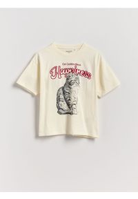 Reserved - T-shirt z haftowanym napisem - złamana biel. Materiał: bawełna. Wzór: napisy, haft