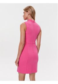 Guess Sukienka koktajlowa Adele W3BK65 KBJP2 Różowy Slim Fit. Kolor: różowy. Materiał: syntetyk. Styl: wizytowy