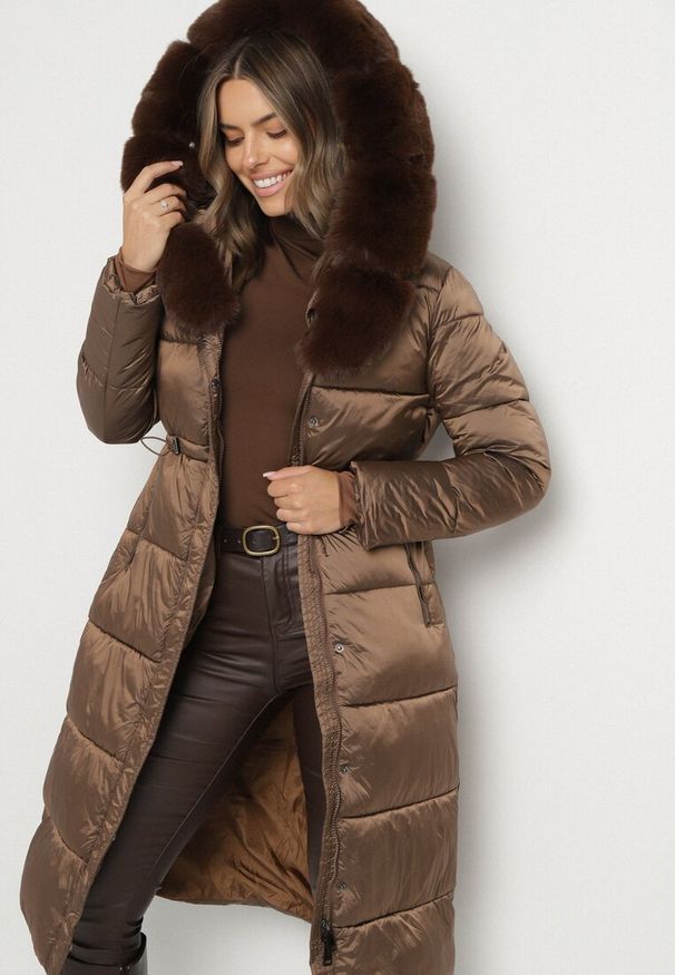 Born2be - Brązowa Długa Kurtka Puchowa z Pikowanymi Przeszyciami i Kapturem z Futrem Zevea. Okazja: na spacer, na co dzień. Kolor: brązowy. Materiał: futro, puch. Długość: długie. Styl: elegancki, casual