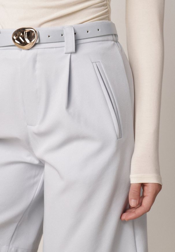 Born2be - Niebieskie Szorty z Wysokim Stanem Bermudy z Paskiem Haidis. Okazja: na co dzień. Stan: podwyższony. Kolor: niebieski. Materiał: materiał. Styl: casual