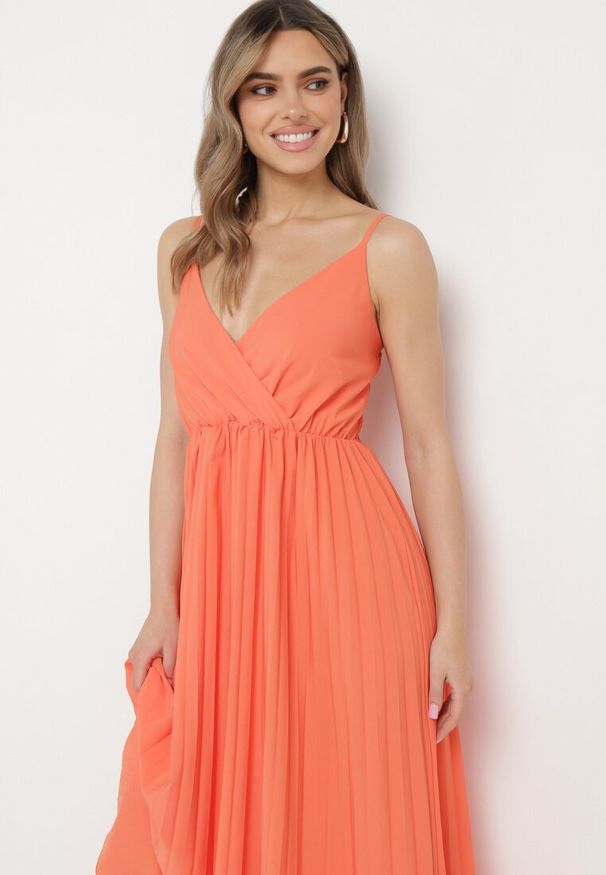 Born2be - Pomarańczowa Rozkloszowana Sukienka Długa z Kopertowym Dekoltem na Ramiączkach Asmerria. Kolor: pomarańczowy. Długość rękawa: na ramiączkach. Typ sukienki: kopertowe. Styl: elegancki. Długość: maxi