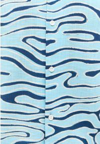 Mustang - MĘSKA KOSZULA MUSTANG Layton Waterprint Aop 1015241 12581. Okazja: na co dzień. Materiał: jeans, bawełna. Długość rękawa: krótki rękaw. Długość: krótkie. Wzór: kolorowy, paski. Sezon: lato, wiosna. Styl: casual, klasyczny, elegancki, wakacyjny #3