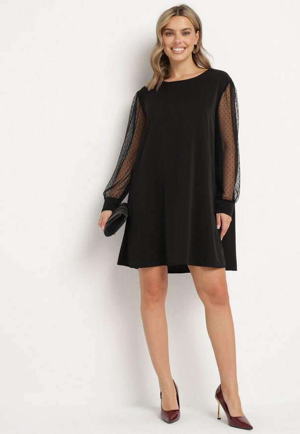 Born2be - Czarna Trapezowa Sukienka z Transparentnymi Rękawami i Wycięciem na Plecach Sannara. Okazja: na co dzień. Kolor: czarny. Materiał: jeans. Typ sukienki: trapezowe. Styl: klasyczny, elegancki, casual