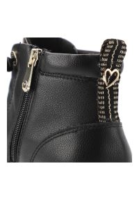 Czarne Botki Marco Tozzi Modne Obuwie Damskie. Kolor: czarny. Materiał: materiał. Wzór: aplikacja. Styl: klasyczny, elegancki #5