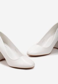 Renee - Białe Klasyczne Czółenka na Słupku Mogha. Nosek buta: okrągły. Kolor: biały. Obcas: na słupku. Styl: klasyczny. Wysokość obcasa: średni #6