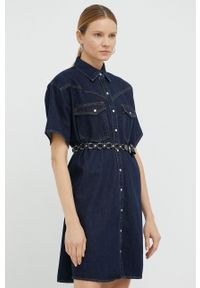 Levi's® - Levi's sukienka jeansowa kolor granatowy mini oversize. Okazja: na spotkanie biznesowe. Kolor: niebieski. Materiał: jeans. Długość rękawa: krótki rękaw. Typ sukienki: oversize. Styl: biznesowy. Długość: mini #1