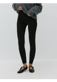 Reserved - Legginsy z błyszczącymi aplikacjami - czarny. Kolor: czarny. Materiał: dzianina, wiskoza. Wzór: aplikacja