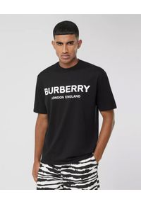 Burberry - BURBERRY - Czarna koszulka z logo. Kolor: czarny. Materiał: jeans, prążkowany, elastan, bawełna. Wzór: napisy, nadruk. Styl: klasyczny, sportowy