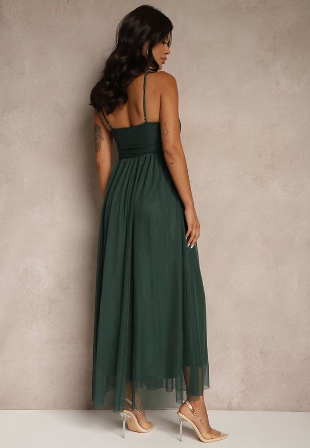 Renee - Ciemnozielona Sukienka Koktajlowa Ozdobiona Tiulowym Materiałem Deviora. Okazja: na randkę, na imprezę, na co dzień. Kolor: zielony. Materiał: tiul, materiał. Długość rękawa: na ramiączkach. Wzór: aplikacja. Styl: wizytowy